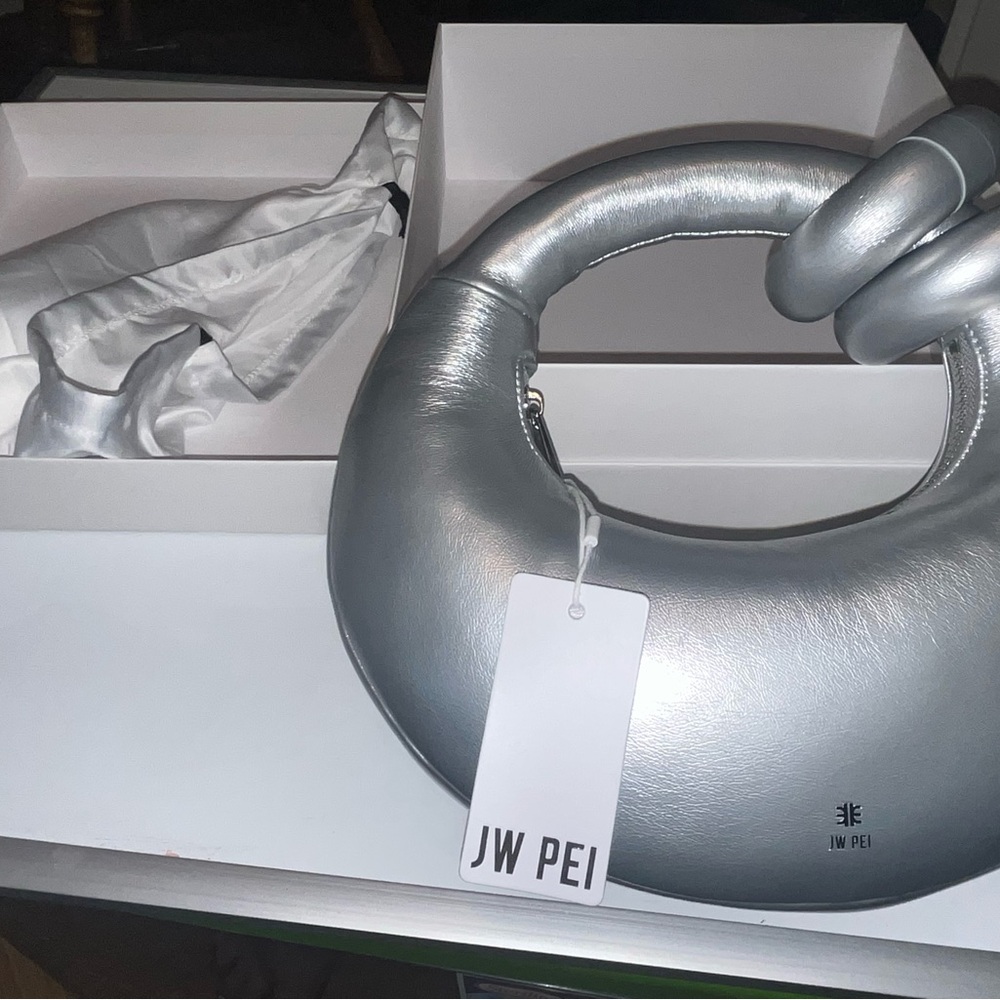 JE PEI Abacus Purse. Silver. NWT.